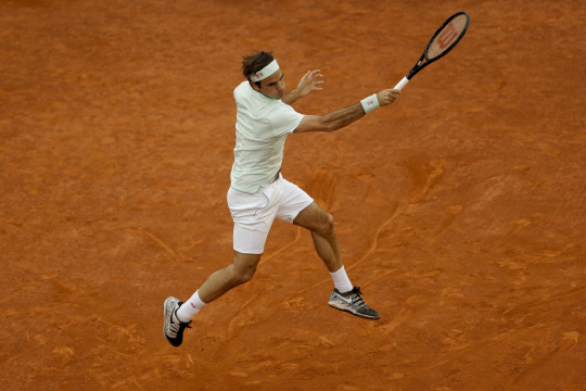 스위스의 로저 페더러가 8일 오전(한국시간) 스페인 마드리드에서 열린 ATP투어 무투아 마드리드오픈 남자단식 2회전에서 프랑스의 리샤르 가스케에 스트로크를 구사하고 있다.  AP 연합뉴스