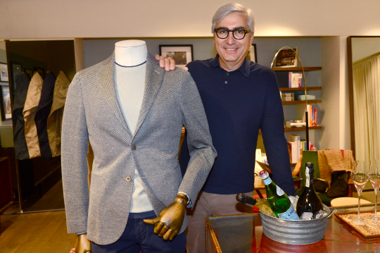 지난 3일 서울 강남구 신사동 슬로웨어 플래그십스토어에서 로베르토 콤파뇨 슬로웨어 회장이 슬로웨어 패션을 설명하며 환한 웃음을 짓고 있다.