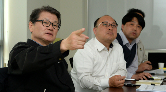 최희암(왼쪽) 부회장이 직원들로부터 지난 4월 실적을 보고받은 후 경영 현안을 논의하고 있다. 그는 요즘 주 52시간 근무제 시행 후 악화한 실적으로 고민이 많다고 했다. 곽성호 기자