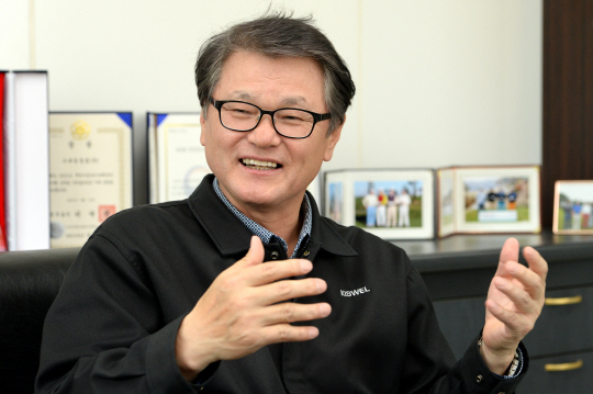 최희암 고려용접봉 부회장이 지난 3일 서울 중구 충무로 서울사무소에서 농구 감독을 거쳐 지난 10년간 기업인으로 살아온 자신의 삶에 대해 설명하고 있다.  곽성호 기자 tray92@