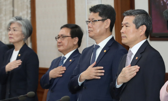 8일 오전 남북공동연락사무소 시찰을 위해 취임 뒤 처음으로 북한 개성공단을 방문한 김연철(오른쪽 두 번째) 통일부 장관이 전날 서울 종로구 세종대로 정부서울청사에서 열린 국무회의에 참석, 국기에 대한 경례를 하고 있다. 왼쪽부터 강경화 외교부 장관, 유영민 과학기술정보통신부 장관, 김 장관, 정경두 국방부 장관.  연합뉴스