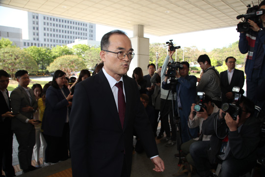 최근 국회 패스트트랙(신속처리안건) 대상으로 지정된 검경 수사권 조정 법안에 공개적으로 반대 입장을 밝힌 문무일 검찰총장이 7일 오전 서울 서초구 대검찰청으로 출근하고 있다.  연합뉴스