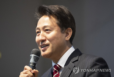(서울=연합뉴스) 8일 오후 서울 건국대학교 새천년관에서 열린 ‘문 정권 2년 평가 및 대한민국의 미래’에서 자유한국당 오세훈 광진을 당원협의회위원장이 인사말을 하고 있다.