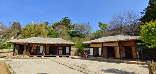 경남 통영시 정량동에 있는 청마의 생가. 태평동에 있던 것을 지난 2000년에 청마문학관 위쪽으로 이전 복원했다.