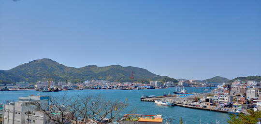 통영에서 바라본 거제도. 오른쪽 상단의 아치형 다리는 거제대교, 그 아래 좁은 해협은 견내량(見乃梁)이다.