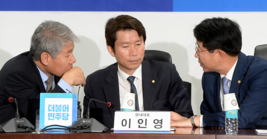 이인영(가운데) 더불어민주당 원내대표와 조정식(오른쪽) 정책위의장, 김수현 청와대 정책실장이 10일 오전 국회 의원회관에서 열린 ‘당·정·청 을지로 민생현안회의’에서 현안을 논의하고 있다. 김선규 기자 ufokim@