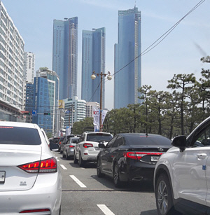 지난 주말, 아직 엘시티가 완공 전인데도 심한 교통 정체를 보이는 부산 해운대구 해운대해변로. 멀리 보이는 3개의 빌딩이 엘시티.