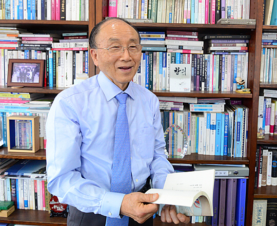 노무현 정부 2기 대통령 비서실장을 지낸 김우식 창의공학연구원 이사장이 지난 8일 인터뷰에서 청와대 참모의 역할과 자세 등에 대해 이야기하고 있다.    김선규 기자 ufokim@