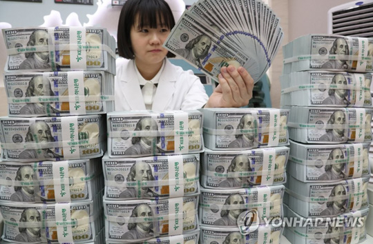 (서울=연합뉴스) 2019년 4월 말 외환보유액이 4040억3000만 달러로 한 달 전보다 12억2000만 달러 준 것으로 한국은행이 발표한 지난 7일 오후 서울 중구 KEB 하나은행 위변조대응센터에서 한 직원이 달러화를 검수하고 있다.