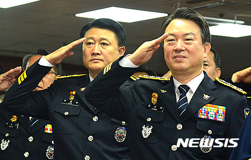 【서울=뉴시스】지난 2016년 8월23일 오전 서울 서대문구 경찰청에서 열린 경찰청장 이임식에 참석한 강신명(오른쪽) 전 경찰청장과 이철성 당시 경찰청 차장. 2016.08.23.