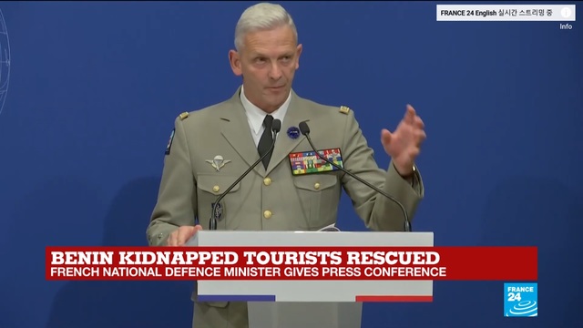 【서울=뉴시스】프랑수아 르쿠앵트르 프랑스군 합참의장이 10일(현지시간) 프랑스 특수부대원들이 아프리카 브루키파나소에서 한국인 1명, 미국인 1명, 프랑스인 2명 등 총 4명을 구출해낸 것과 과련해 브리핑을 하고 있다.(사진출처:프랑스 24 동영상 캡쳐)
