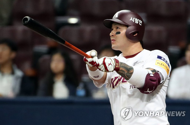 (서울=연합뉴스) 25일 서울 구로구 고척스카이돔에서 열린 2019 KBO리그 두산 대 키움 경기. 키움 박병호가 4회말 무사 1루 중견수 뒤 펜스를 넘기는 홈런포를 때리고 있다.