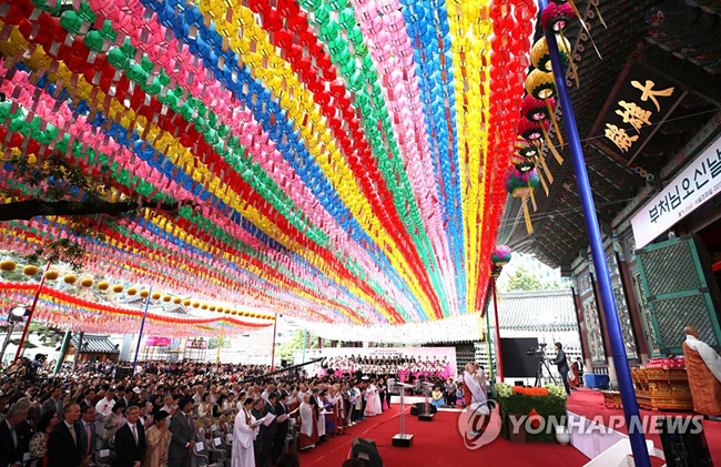 (서울=연합뉴스) 부처님오신날인 22일 오전 서울 종로 조계사에서 봉축법요식이 열리고 있다. 2018.5.22