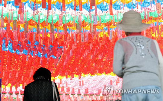 (서울=연합뉴스) 부처님 오신날을 하루 앞둔 11일 오후 서울 종로구 조계사를 찾은 신도들이 합장하고 있다. 2019.5.11