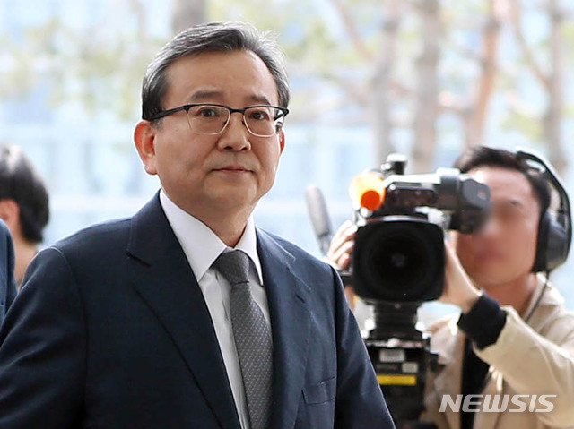 【서울=뉴시스】김학의 전 법무부 차관이 지난 9일 오전 서울 송파구 서울동부지방검찰청에서 ‘뇌물수수와 성범죄 의혹’과 관련 피의자 신분 조사를 받기 위해 검찰로 들어서고 있다.