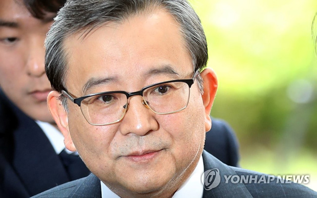 (서울=연합뉴스) 뇌물수수·성범죄 의혹을 받는 김학의 전 법무부 차관이 피의자 신분으로 법무부 검찰과거사위원회 수사권고 관련 수사단에서 조사를 받기 위해 9일 오전 서울 송파구 서울동부지검으로 들어서고 있다.