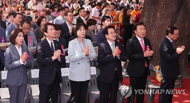 (서울=연합뉴스) 불기 2563년 부처님오신날인 12일 오전 서울 종로구 조계사에서 열린 봉축법요식에서 더불어민주당 이해찬 대표(오른쪽부터), 바른미래당 손학규 대표, 민주평화당 정동영 대표, 정의당 이정미 대표, 더불어민주당 이인영 원내대표, 자유한국당 나경원 원내대표 등이 합장하고 있다.