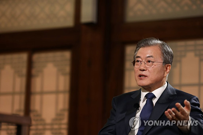 (서울=연합뉴스) 문재인 대통령이 취임 2주년을 하루 앞둔 9일 청와대 상춘재에서 열린 KBS 특집 대담 프로그램 ‘대통령에게 묻는다’에서 송현정 KBS 정치 전문기자의 질문에 답하고 있다. 2019.5.9 [청와대 제공]
