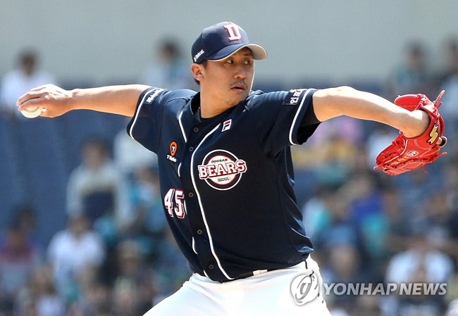 (창원=연합뉴스) 12일 창원시 마산회원구 창원NC파크에서 열린 프로야구 NC 다이노스와 두산 베어스 경기. 1회 말 두산 선발 이용찬이 역투하고 있다.