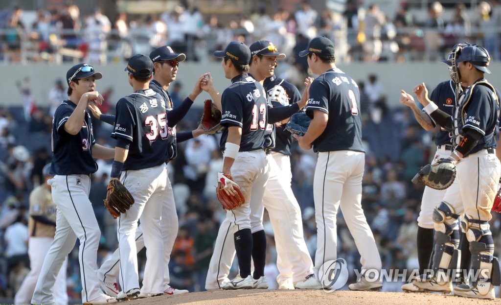 (창원=연합뉴스) 12일 창원시 마산회원구 창원NC파크에서 열린 프로야구 NC 다이노스와 두산 베어스 경기. NC에게 3-2로 승리한 두산 선수들이 마운드에서 기뻐하고 있다.