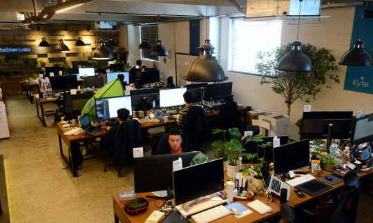 지난 9일 서울 성동구 성수동의 폐창고 건물을 개조한 인공지능(AI) 기술 스타트업 ‘스켈터랩스’의 사무실에서 직원들이 업무에 몰두하고 있다.