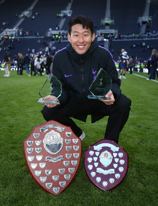 토트넘 홋스퍼의 손흥민이 13일 오전(한국시간) 영국 런던의 토트넘 홋스퍼 스타디움에서 원홋스퍼(멤버십+시즌권 보유자)가 선정한 올해의 선수와 올해의 주니어선수 트로피, ‘공식 팬클럽’이 선정한 올해의 선수와 올해의 득점 트로피를 든 채 미소 짓고 있다.  토트넘 홋스퍼 페이스북