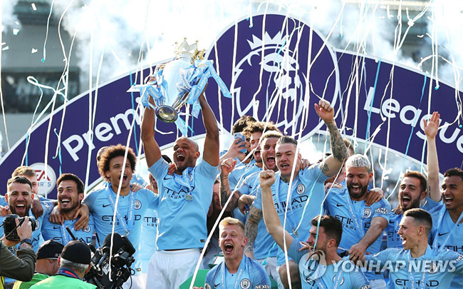 EPL 우승을 자축하는 맨체스터 시티 선수들(EPA=연합뉴스)