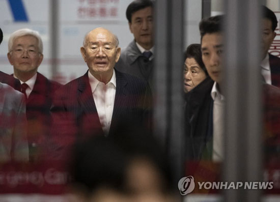 (서울=연합뉴스) 전두환 전 대통령이 지난 3월 11일 오후 서울 세브란스병원 응급진료센터에서 나서고 있는 모습.[연합뉴스 자료사진]