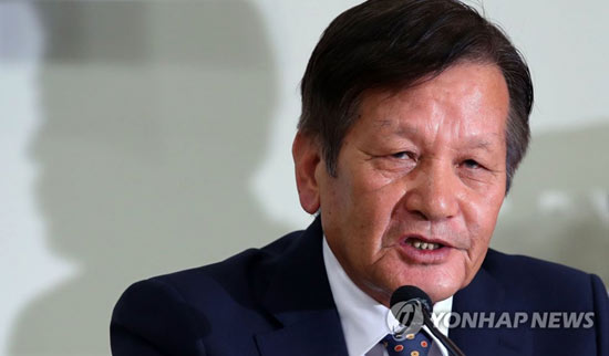 (서울=연합뉴스) 김용장 전 미 정보부대 군사정보관이 13일 오후 서울 여의도 국회 의원회관에서 ‘5·18은 계획된 시나리오였다’ 특별기자회견을 하고 있다.