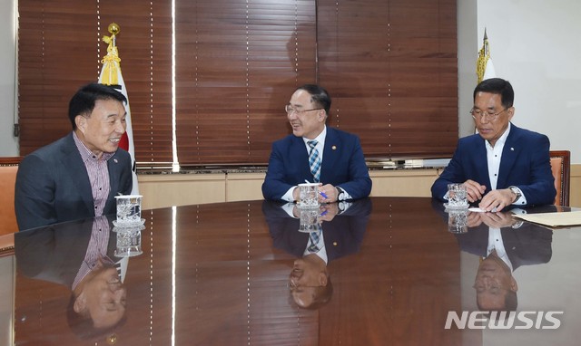 홍남기 부총리 겸 기획재정부 장관이 13일 서울 종로구 정부서울청사에서 김주영 한국노총 위원장, 류근중 자동차노련 위원장과 면담을 하고 있다.  (사진=기획재정부 제공)