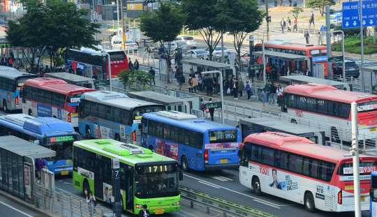 주52시간 근로제로 촉발된 버스 총파업을 하루 앞둔 14일 오전 서울 중구 서울역 버스환승센터에서 시민들이 출근길 버스를 기다리고 있다.