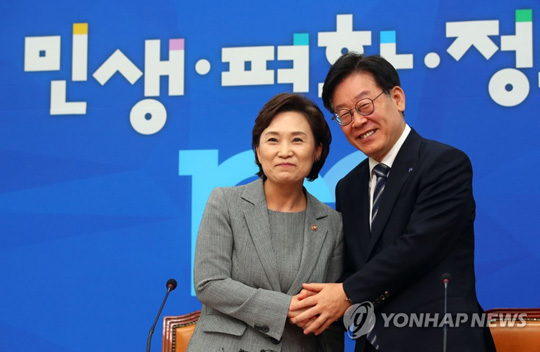 (서울=연합뉴스) 김현미 국토교통부 장관(왼쪽)과 이재명 경기도 지사가 14일 오후 여의도 국회 더불어민주당 당 대표 회의실에서 버스 파업과 관련해 이해찬 대표와 논의 후 브리핑을 마치고 손을 잡고 있다. 2019.5.14