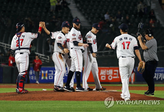 (부산=연합뉴스) 14일 부산 사직야구장에서 열린 프로야구 롯데 자이언츠와 LG 트윈스 경기에서 4대 0 승리를 거둔 롯데가 승리를 자축하고 있다.