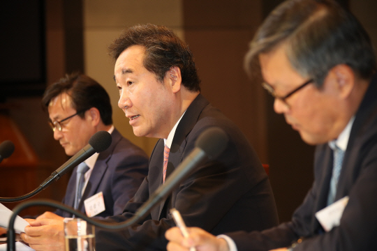 이낙연 국무총리가 15일 오전 서울 중구 한국프레스센터에서 열린 한국신문방송편집인협회 주최 토론회에서 국회 보이콧 중인 자유한국당에 대해 정부 여당의 신중한 대응을 주문하는 등 국정 현안 전반에 대해 발언하고 있다. 연합뉴스