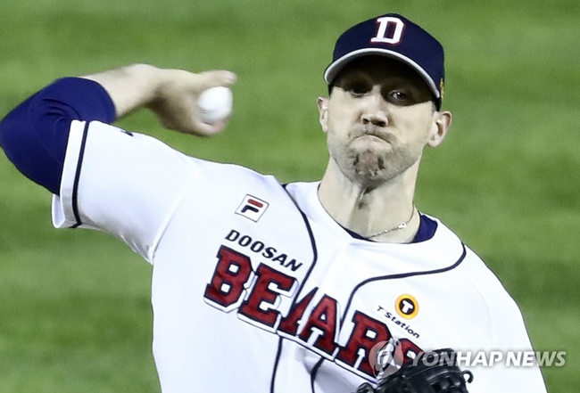 (서울=연합뉴스) 15일 오후 잠실야구장에서 열린 2019 KBO 리그 삼성 대 두산 경기. 7회 초 두산 선발투수 린드블럼이 공을 던지고 있다.