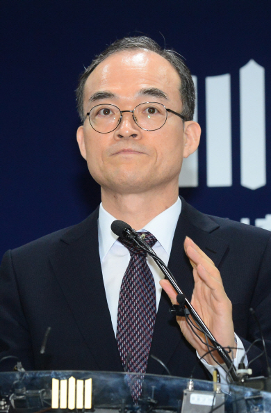 문무일 검찰총장이 16일 서울 서초구 대검찰청에서 기자간담회를 열고 검경 수사권 등에 대한 입장 발표를 준비하고 있다.