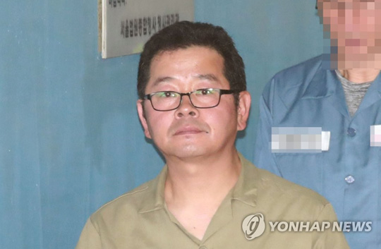 (서울=연합뉴스) 윤석열 서울중앙지검장 등에 대해 협박성 방송을 한 혐의로 구속된 유튜버 김상진(49) 씨가 16일 오후 서울 서초구 서울중앙지법에서 열린 구속적부심 심문기일에 출석하고 있다. 구속적부심은 구속된 피의자가 구속 결정이 합당한지 다시 판단해달라고 요구하는 절차다. 2019.5.16