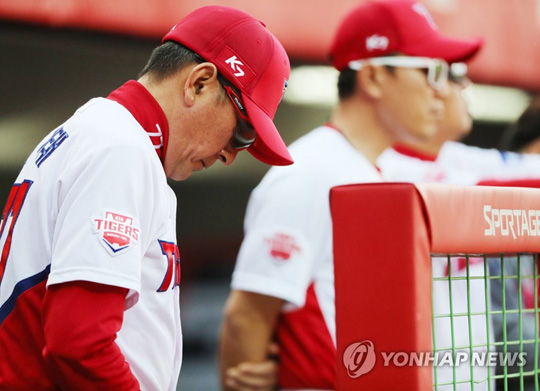 (광주=연합뉴스) 16일 오후 광주-KIA챔피언스필드에서 열린 프로야구 kt wiz와 KIA 타이거즈 경기에서 사퇴를 선언한 KIA 김기태 감독이 마지막 홈 경기에 나와 고개를 숙이고 있다. 2019.5.16