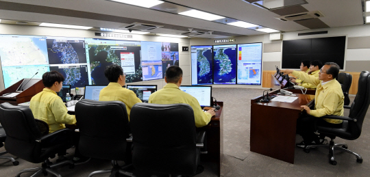 지난 14일 정부대전청사 15층 산림청 중앙산림재난 상황실 요원들이 경기 양평군 용문면 야산의 산불 현장 진화작업을 지휘하고 있다.  산림청 제공