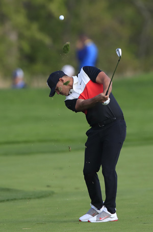 미국의 브룩스 켑카가 17일 오전(한국시간) 미국 뉴욕주 파밍데일의 베스페이지 스테이트 파크 블랙 코스에서 열린 PGA챔피언십 1라운드 7번 홀에서 아이언 샷을 하고 있다.   EPA 연합뉴스