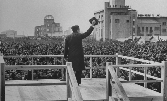 원자폭탄으로 폐허가 된 히로시마를 1947년 12월 7일 방문한 일왕 히로히토와 그를 환영하는 일본인들. 멀리 ‘원폭 돔’이 보인다. 패전 후에도 일본인들은 여전히 천황의 신민이었으며 전후(戰後) 체제 역시 변화가 없음을 보여 주는 역사적 장면 중 하나다.  자료사진