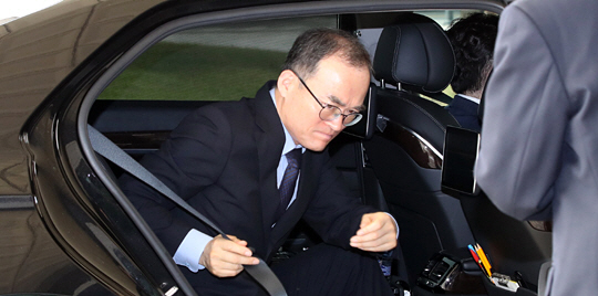 청와대와 정부의 검경 수사권 조정 등에 대해서 공개적인 반대 입장을 밝혔던 문무일 검찰총장이 17일 오전 서울 서초구 대검찰청으로 출근하면서 입술을 굳게 다물고 차에서 내리고 있다.  연합뉴스