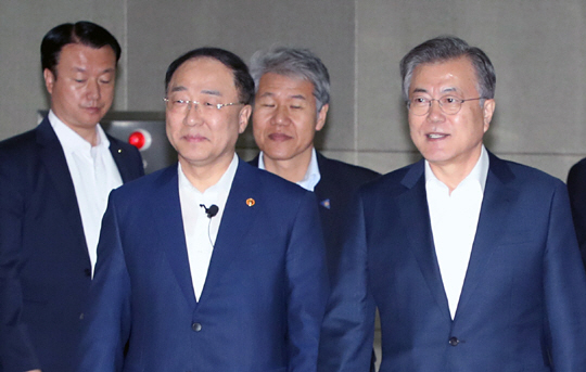 문재인 대통령이 16일 세종시 정부세종컨벤션센터에서 열린 국가재정전략회의에 입장하고 있다.    연합뉴스