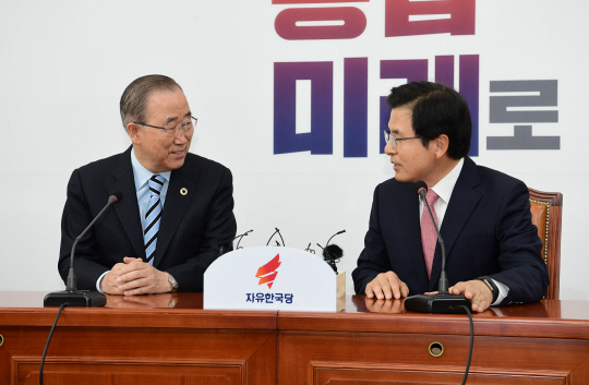 황교안(오른쪽) 자유한국당 대표가 17일 오전 국회 당 대표실에서 국가기후환경회의 위원장을 맡고 있는 반기문 전 유엔 사무총장과 이야기를 나누고 있다.