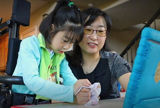 이수경 미국 오리건 의과대학 교수가 최근 신경질환을 앓고 있는 딸과 즐거운 시간을 보내고 있다. 이 교수는 오는 9월 뉴욕주립대 생물학과 정교수로 자리를 옮긴다.  전남대 제공