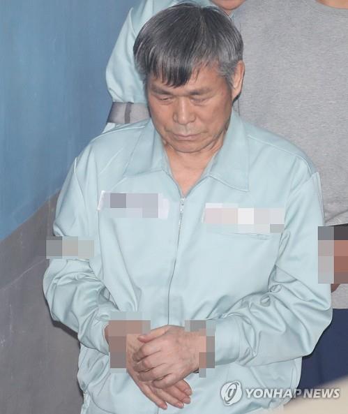 (서울=연합뉴스) 신도 성폭행 혐의로 1심에서 징역 15년을 선고받은 이재록 만민중앙성결교회 목사가 17일 오후 서울고등법원에서 열린 항소심 선고 공판에 참석하기 위해 호송차에서 내려 재판정으로 향하고 있다.