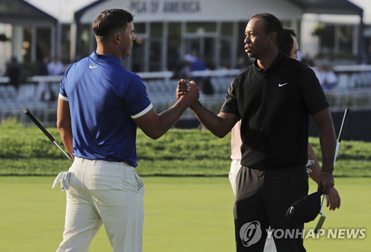 켑카와 우즈 [AP=연합뉴스]