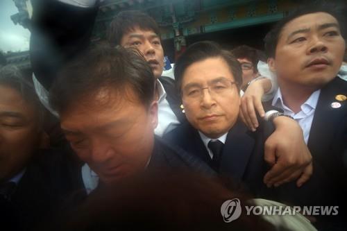 (광주=연합뉴스)  자유한국당 황교안 대표가 18일 오전 제39주년 5·18 민주화운동 기념식이 열린 광주 국립5·18민주묘지에서 행사장으로 입장 하던 중 시민단체의 항의를 받고 있다. 2019.5.18