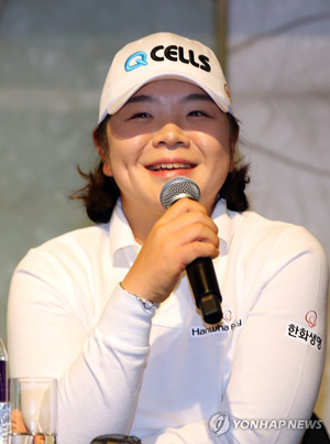 (서울=연합뉴스)  4일 오전 서울 중구 더플라자호텔에서 열린 ‘2018년 한화큐셀골프단 출범 미디어 설명회’에서 이민영 선수가 질문에 답하고 있다. 2018.1.4