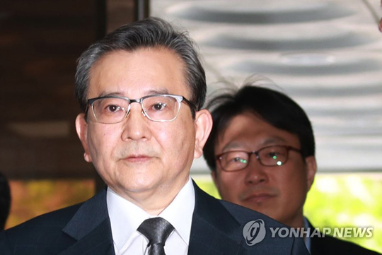 (서울=연합뉴스) 건설업자 윤중천씨 등에게서 금품과 향응을 제공받은 정황과 성범죄 의혹을 받는 김학의 전 법무부 차관이 16일 오전 서울 중앙지법에서 열린 구속전 피의자 심문(영장실질심사)을 받기 위해 법정으로 향하고 있다. 2019.5.16